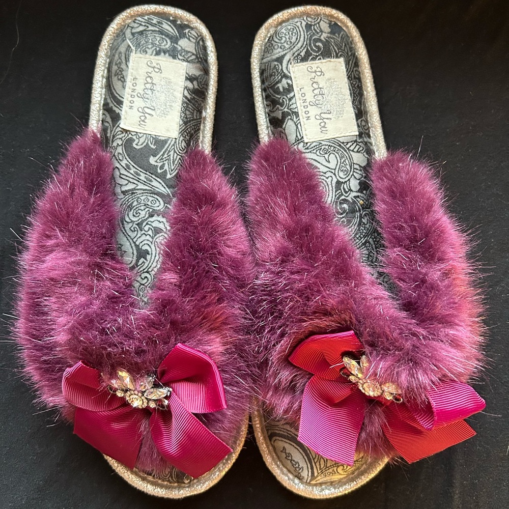 Elegant Fuzzy Slippers with Bow Accent